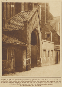 81807 Gezicht op het zuidportaal van de Buurkerk (Buurkerkhof) te Utrecht.